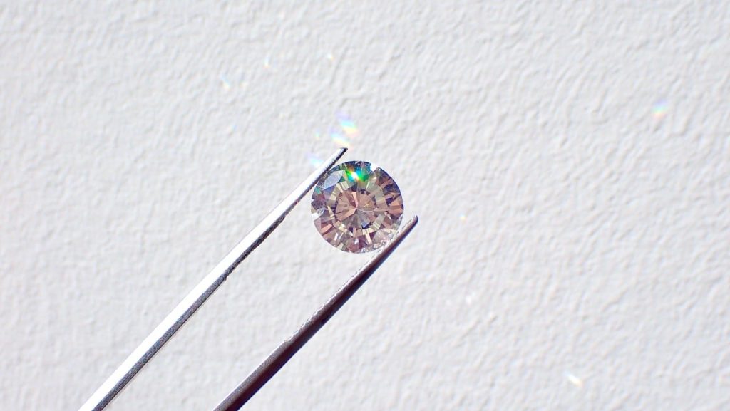 A guide on how diamond jewellery and gemstones can be purchased.